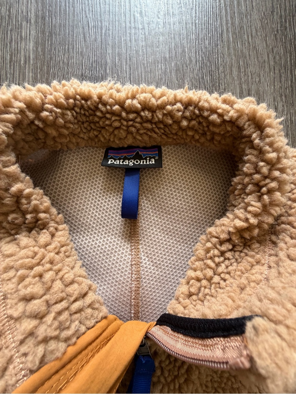 Patagonia Women’s Tan Sherpa Fleece Jacket with Orange Chest Pocket - Picture 3 of 8